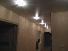 Выбираем натяжной потолок и подсветку для большого коридора
